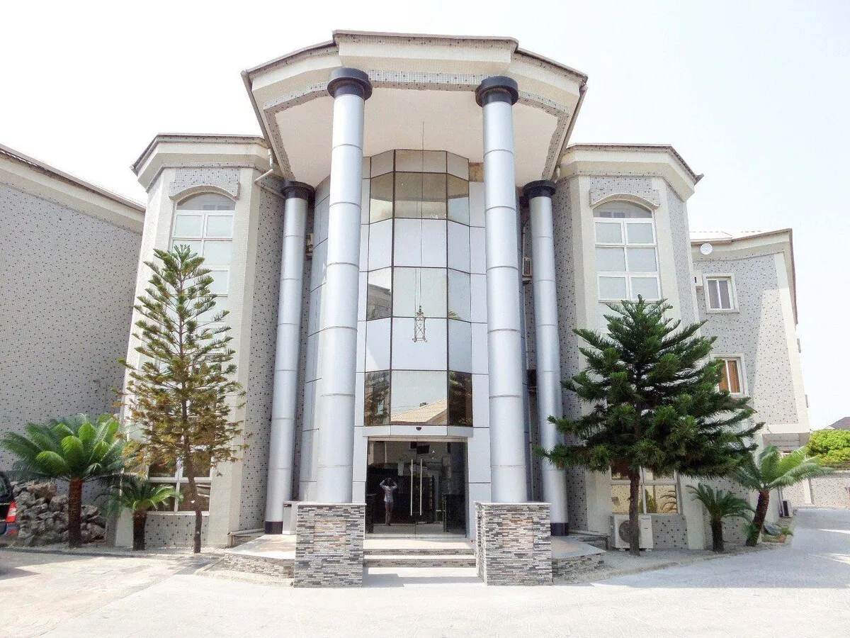 De Lankaster Hotel Limited