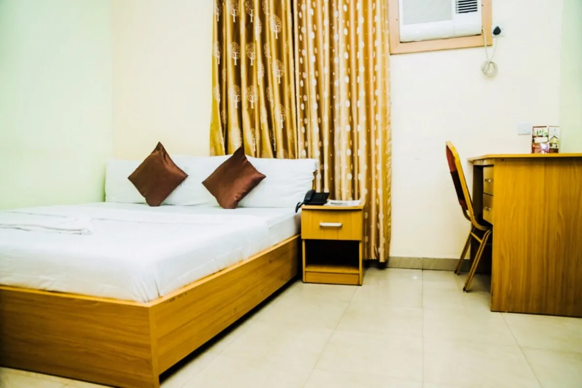 De Lawrence Court & Suite