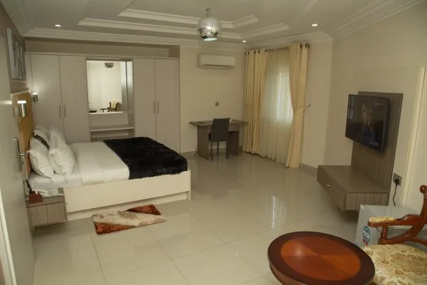 DeFranklin Apartment