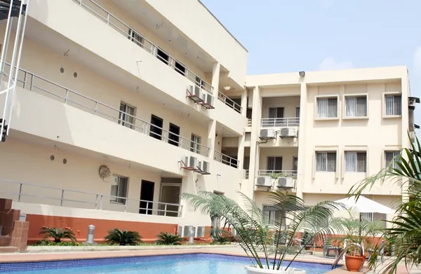Yellow Tulip Courtyard Apartment & Suite